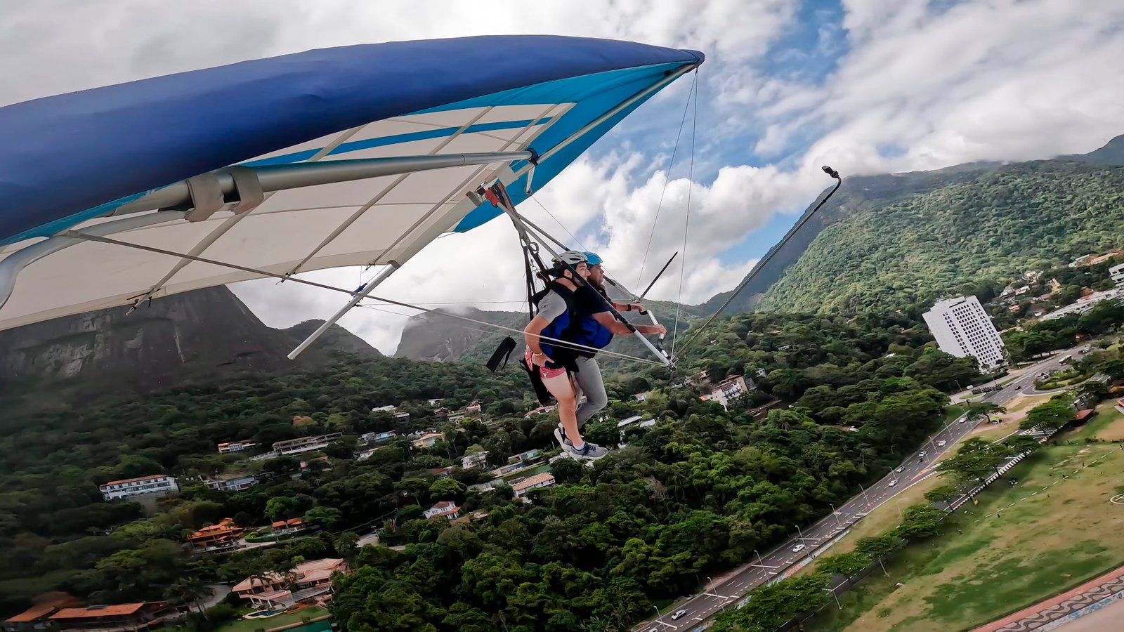 Happiness Airlines_Flying in Rio de Janeiro_Hang Gliding_Paragliding_Turismo no Brasil